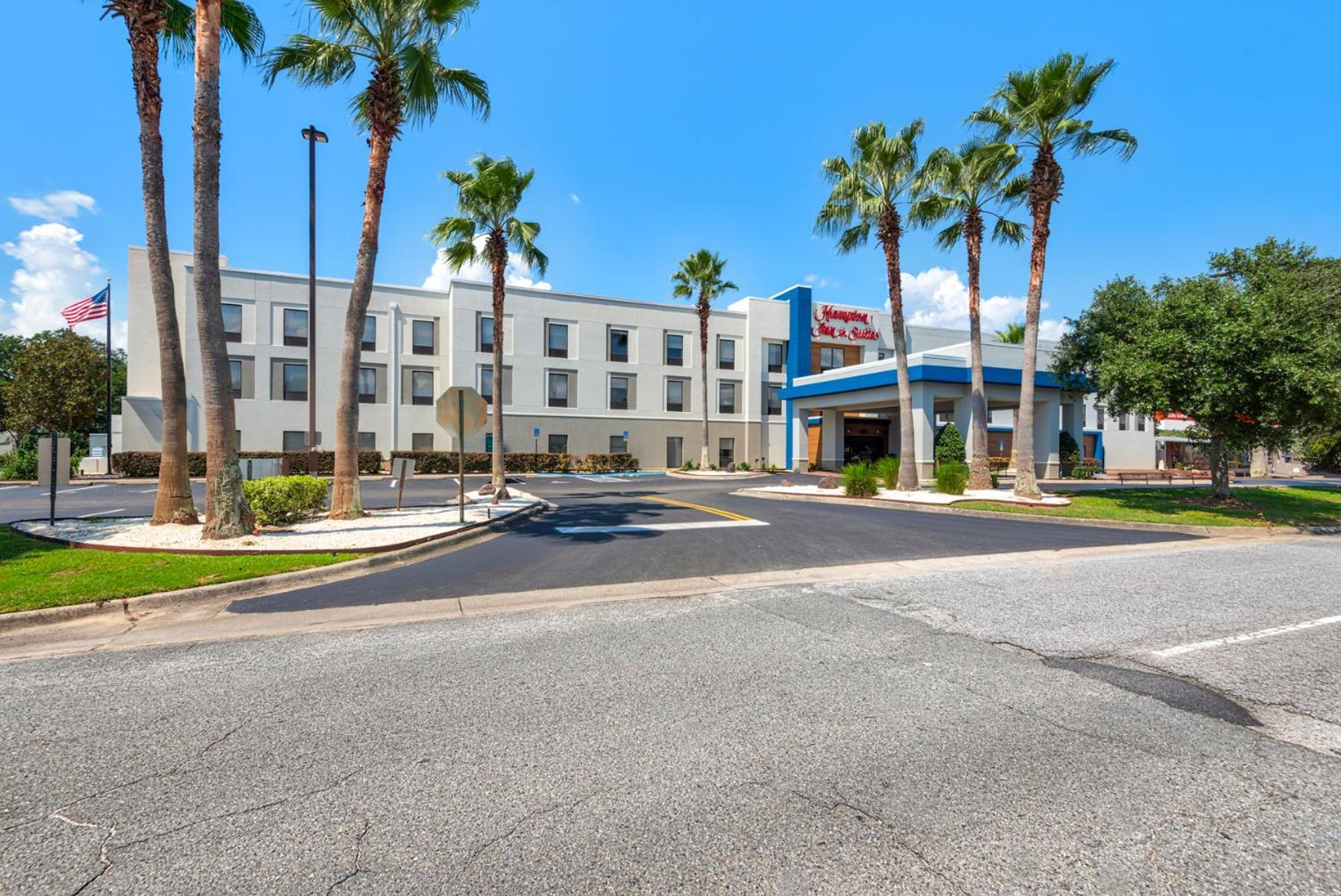 Hampton Inn & Suites Pensacola I-10 N At University Town Plaza Exterior photo