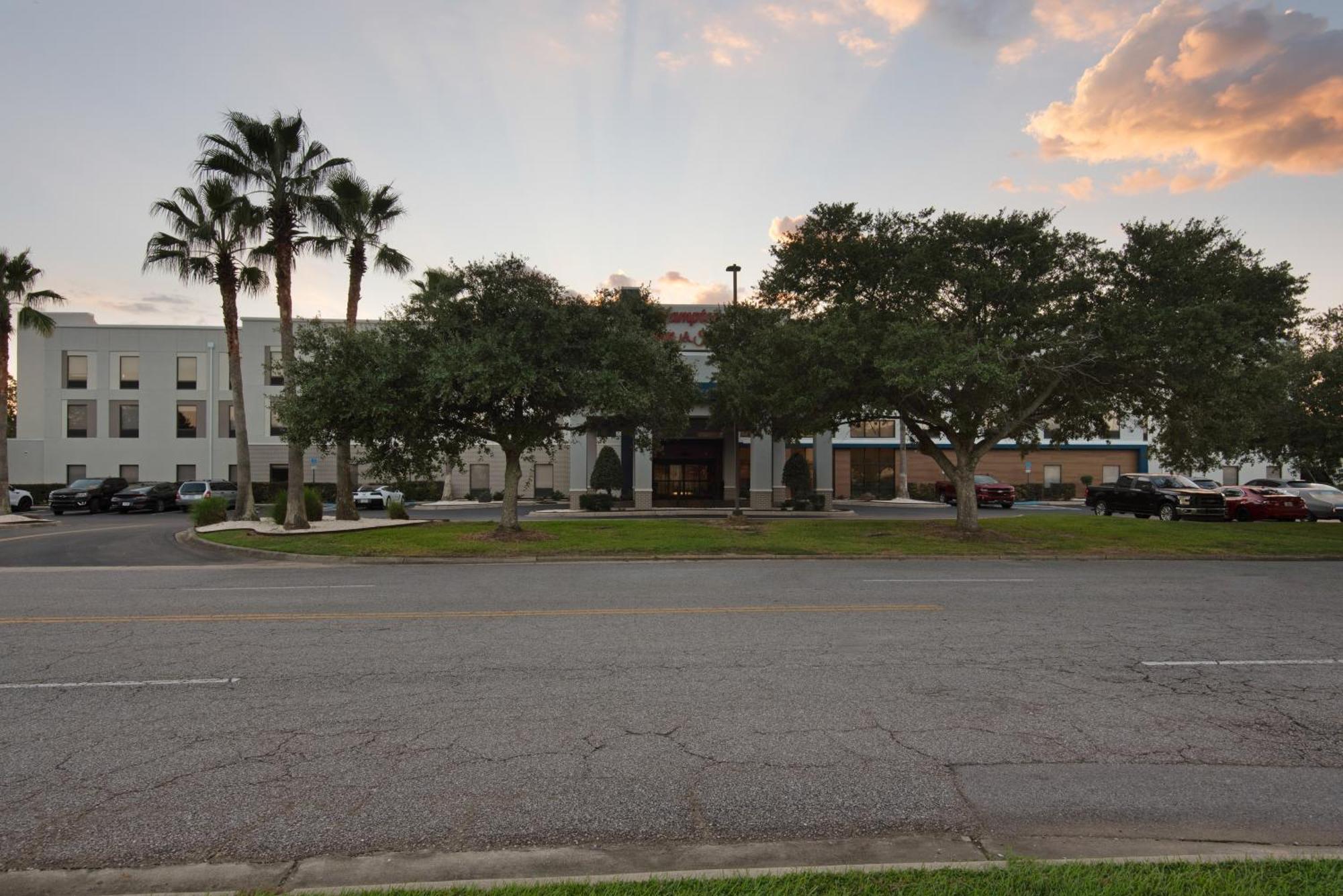 Hampton Inn & Suites Pensacola I-10 N At University Town Plaza Exterior photo