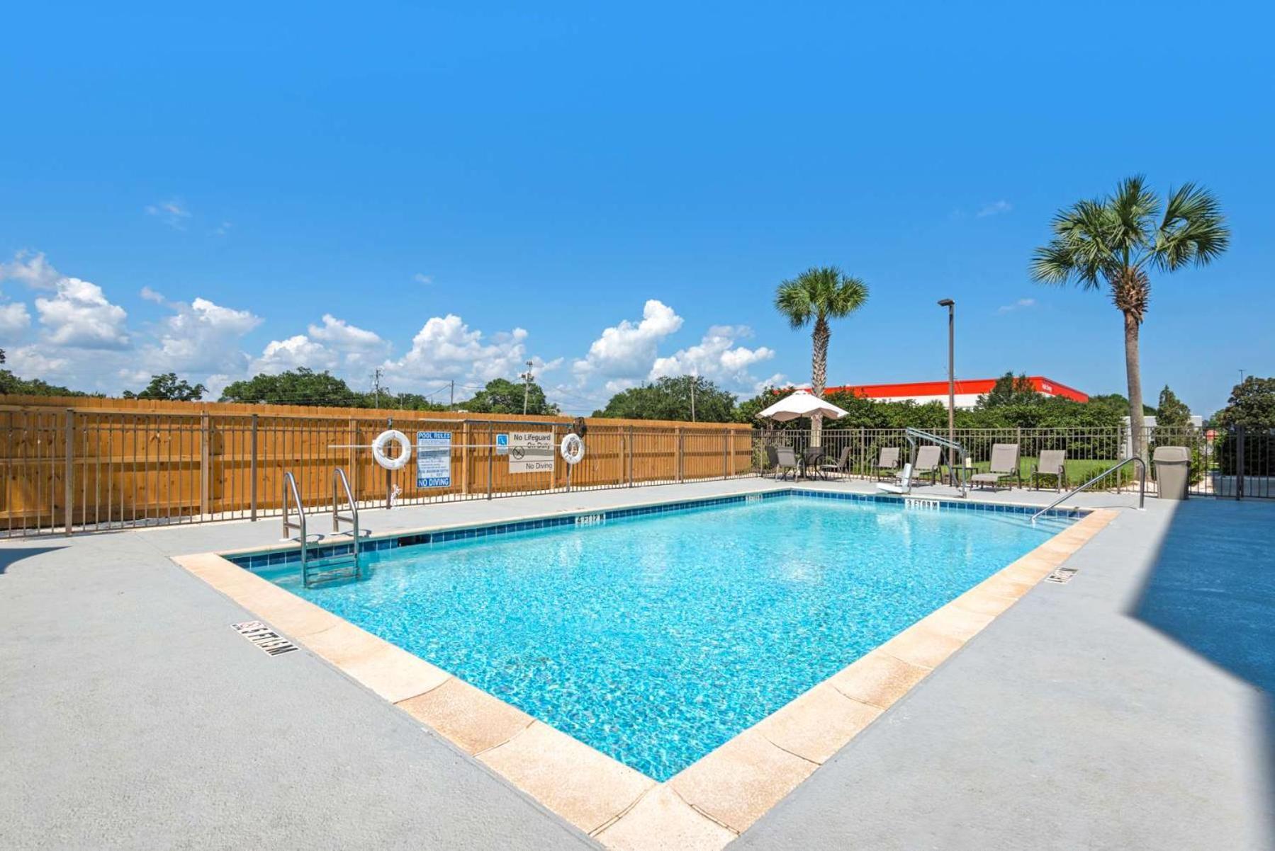 Hampton Inn & Suites Pensacola I-10 N At University Town Plaza Exterior photo